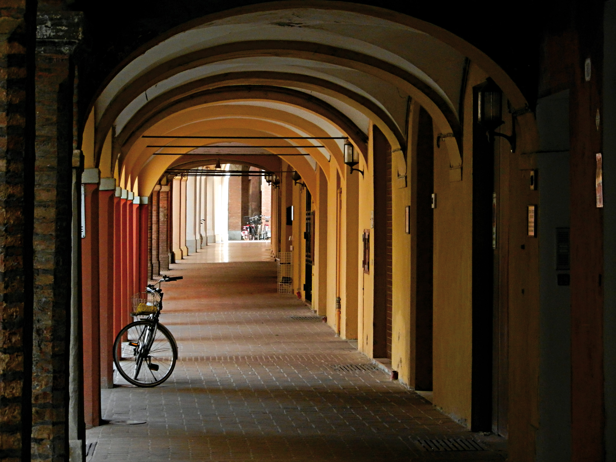 I portici del centro storico di Vignola di Valter Baldini